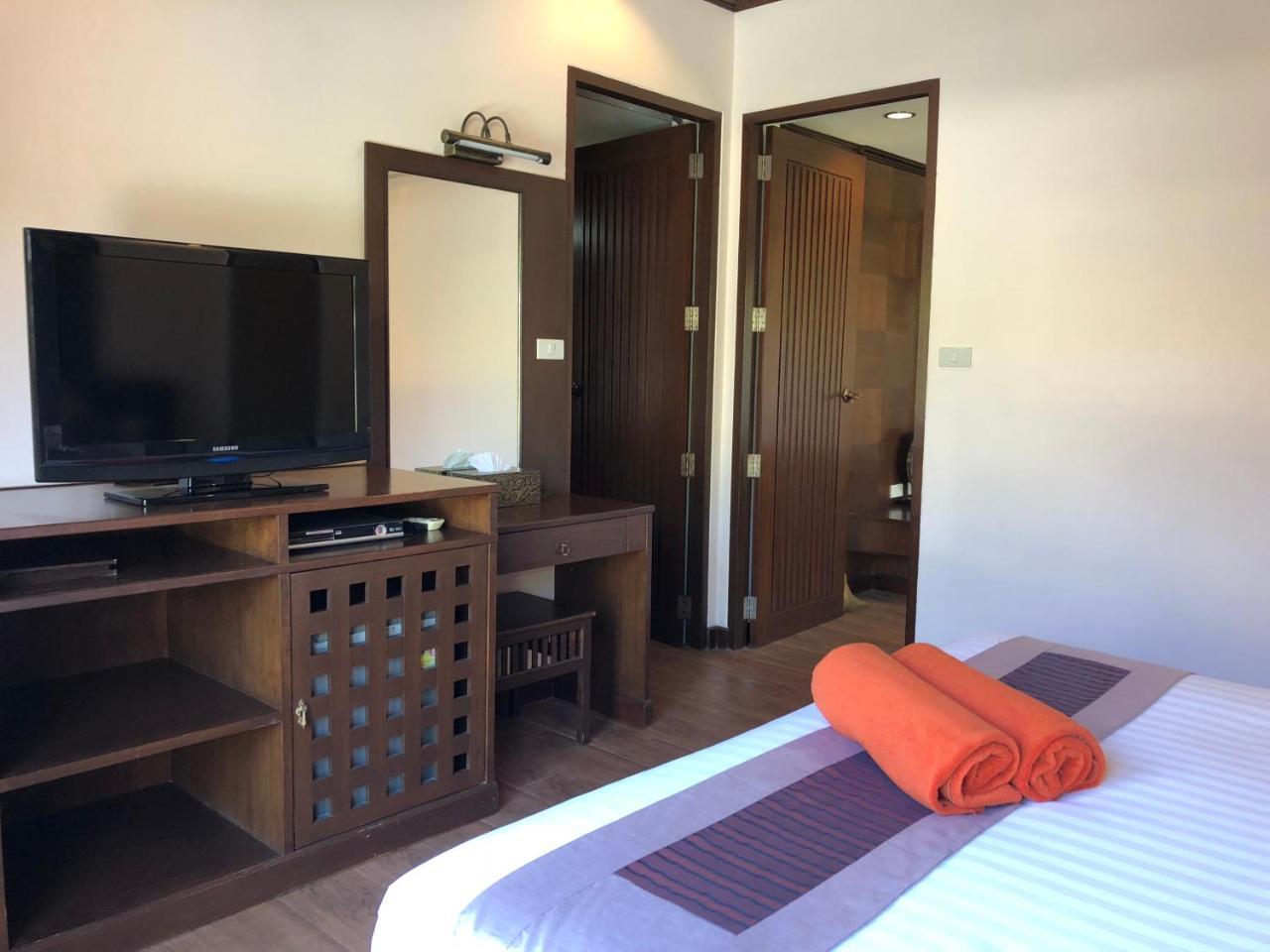 Kanok Buri Resort Lipa Noi Exterior foto