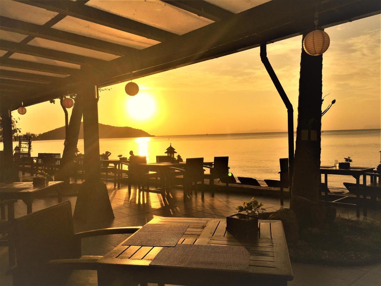 Kanok Buri Resort Lipa Noi Exterior foto
